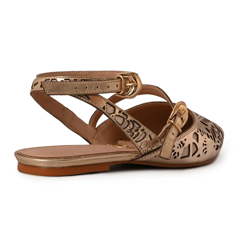 كارمن ستيفنز حذاء باليه ذهبي مقصوص بالليزر