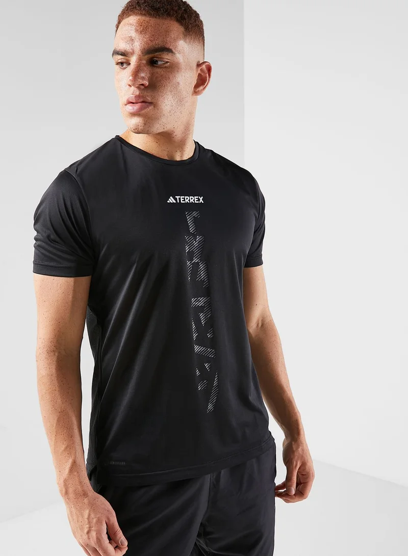 اديداس تيشيرت بشعار الماركة