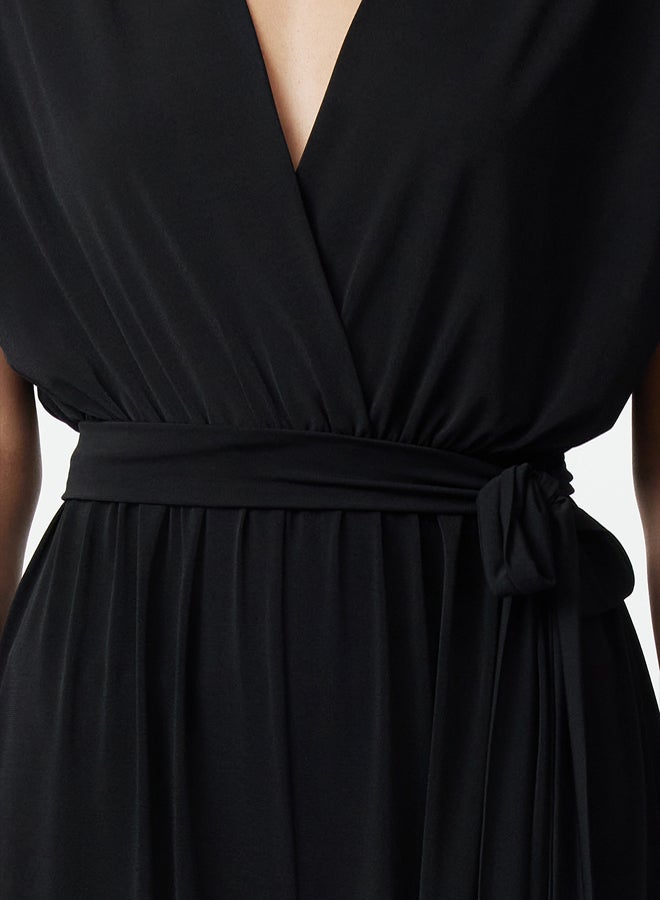 trendyol جمبسوت محبوك أسود بياقة على شكل V مع حزام - Image 3