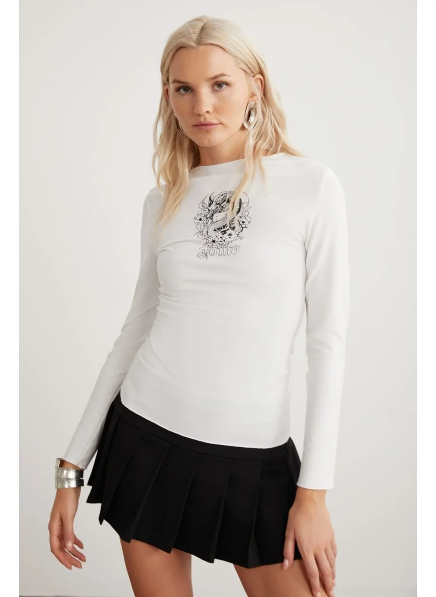 GRIMELANGE Zowı Women's Printed Detail Slim Fit Tight Fit Long Sleeve Crew Neck White T-shirt