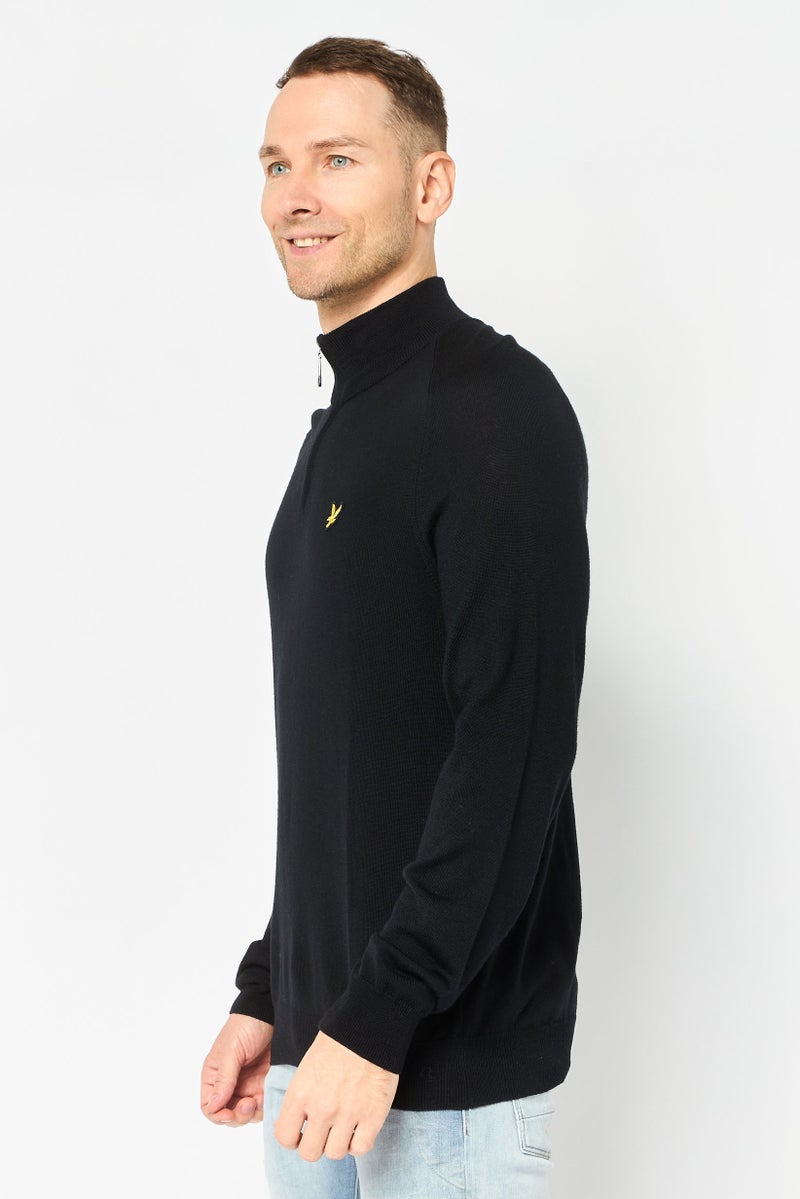 Lyle & Scott سويت شيرت رجالي برقبة عالية بشعار مطرز، أسود - Image 2