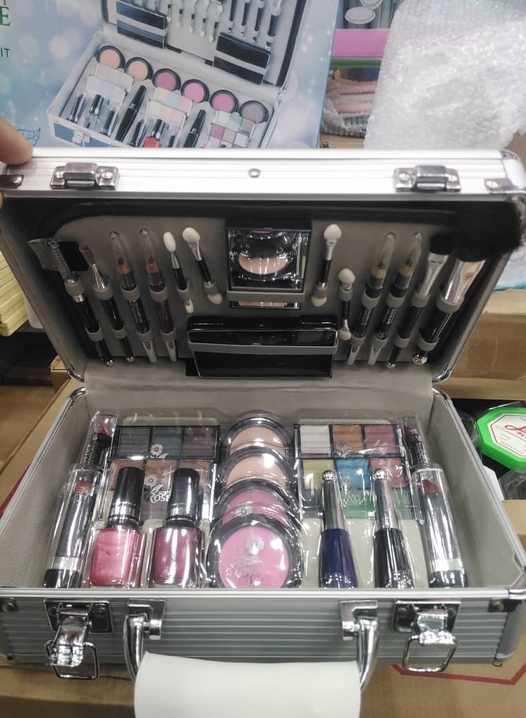 بون فوياج مجموعة  حقيبه مكياج بون فوياج من ذا كولور وركشوب - Image 1