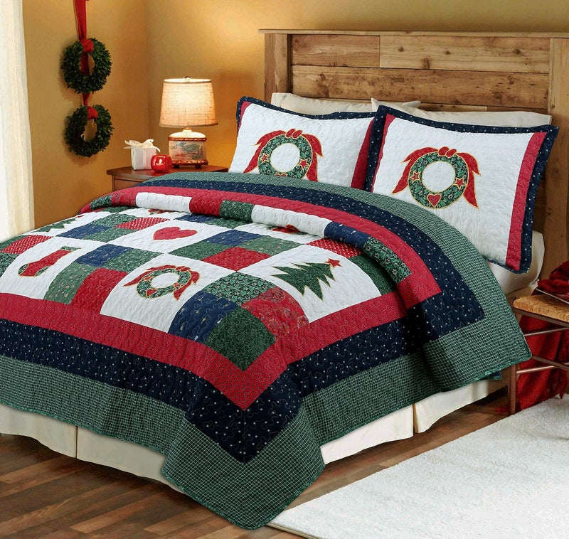 Cozy Line Home Fashions طقم أغطية سرير كوزي لاين هوم فاشن لعيد الميلاد مع إكليل باتش وورك الحقيقي وجوارب شجرة الصنوبر وغطاء لحاف عكسي ريفي - 3 قطع - ملوك - عيد ميلاد سعيد