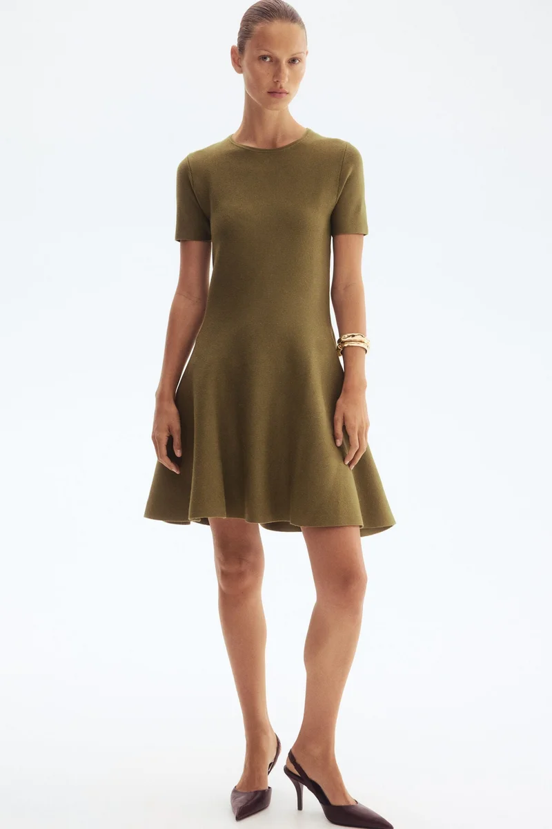 اتش اند ام فستان محبوك من نسيج مرن