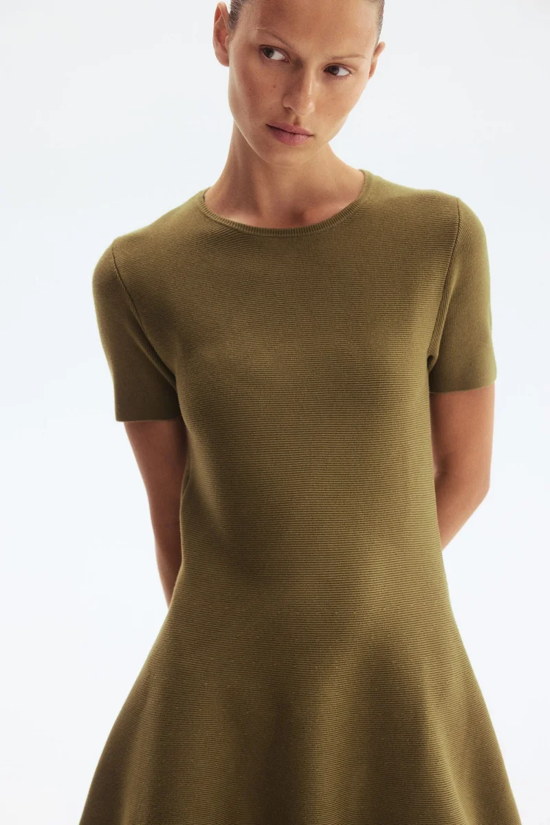 اتش اند ام فستان محبوك من نسيج مرن