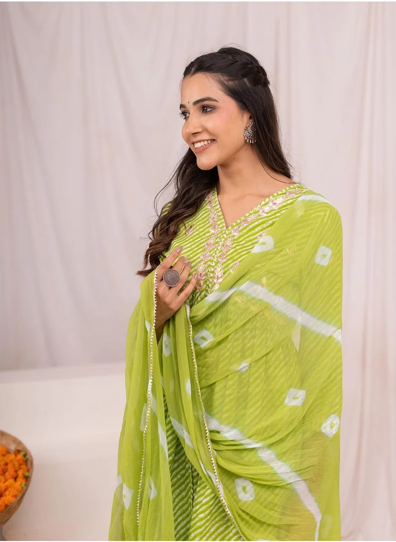 آي شين Regular Fit Embellished Pattern Round Neck Neck Three-Quarter Sleeve Green Colour Knitted Cotton Kurta Set for Women with Mid-Rise Closure - Designed with Style and Comfort
