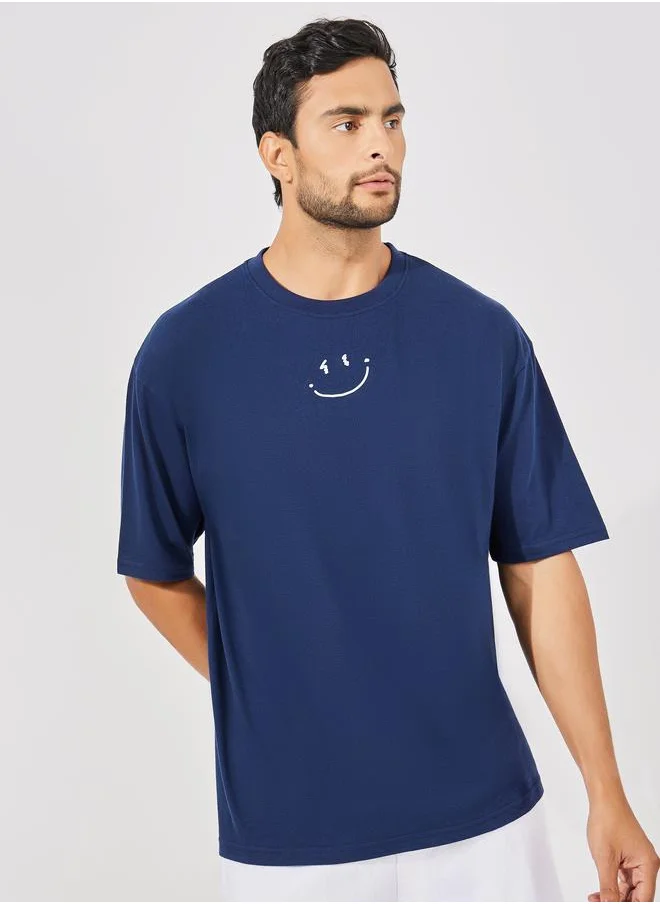 ستايلي Minimal Emoji Chest Print Oversized T-Shirt