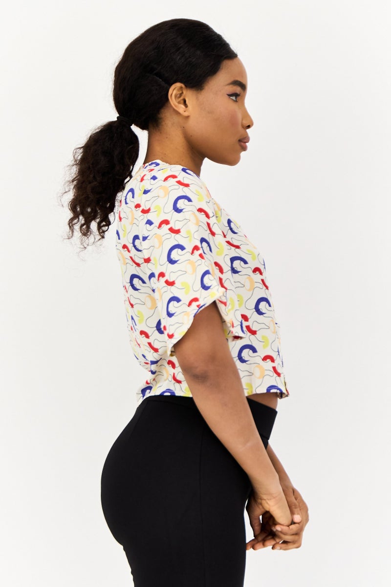 ONLY بلوزة نسائية بأكمام قصيرة وطباعة شاملة على شكل حرف V، متعددة الألوان - Image 4