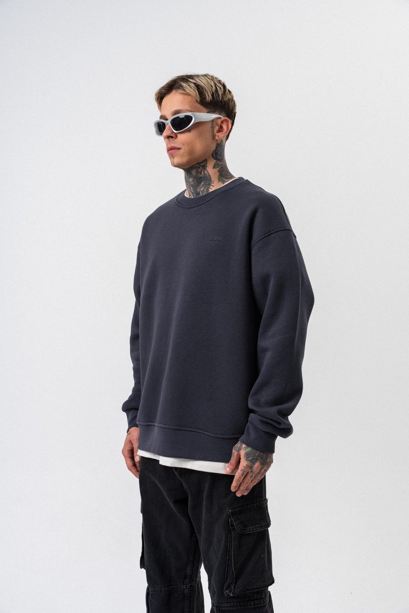 ريسباير سويت شيرت رجالي أساسي واسع (Oversize) بتفاصيل نص "Respire" لون رمادي داكن (Füme) - Image 2
