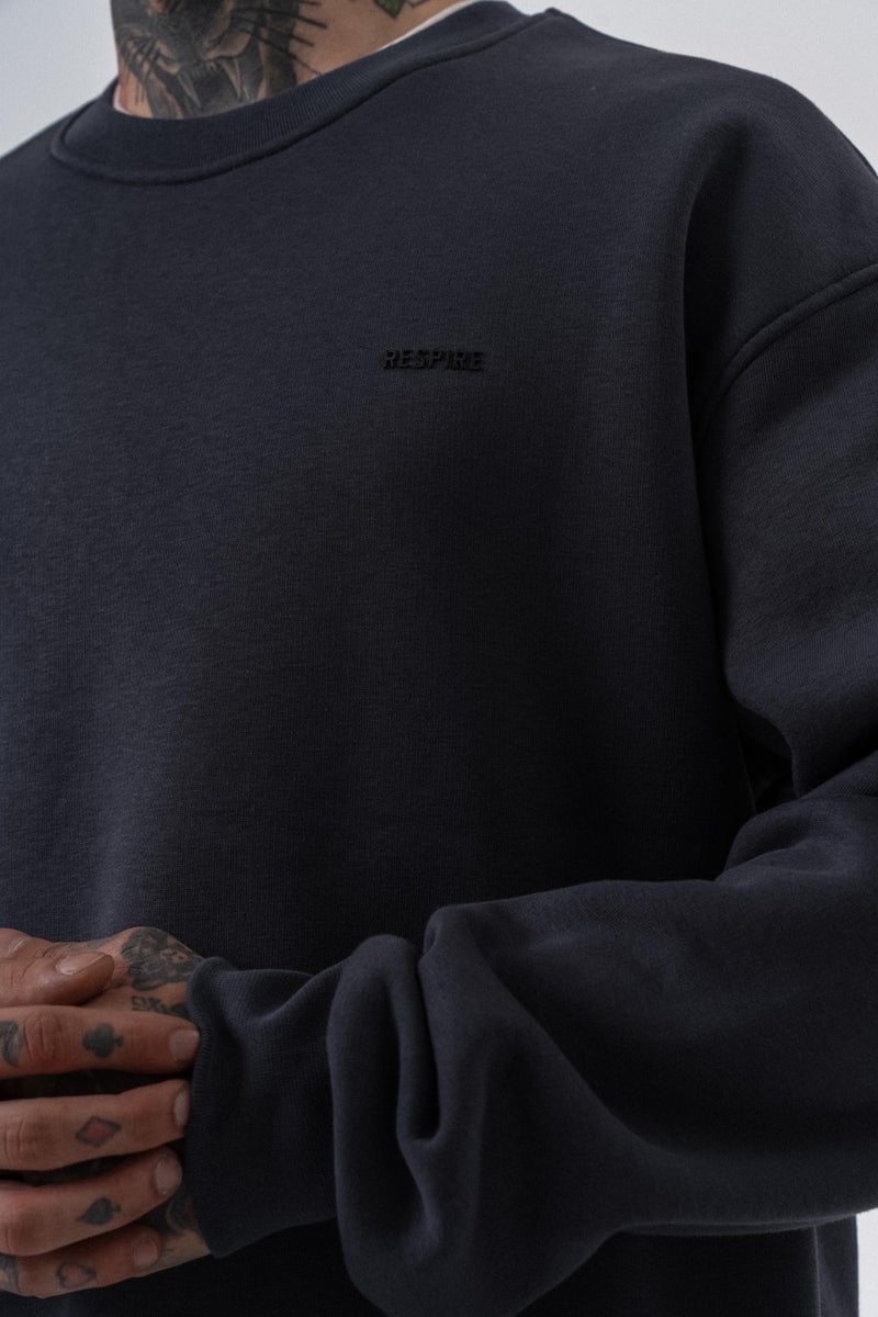 ريسباير سويت شيرت رجالي أساسي واسع (Oversize) بتفاصيل نص "Respire" لون رمادي داكن (Füme) - Image 4