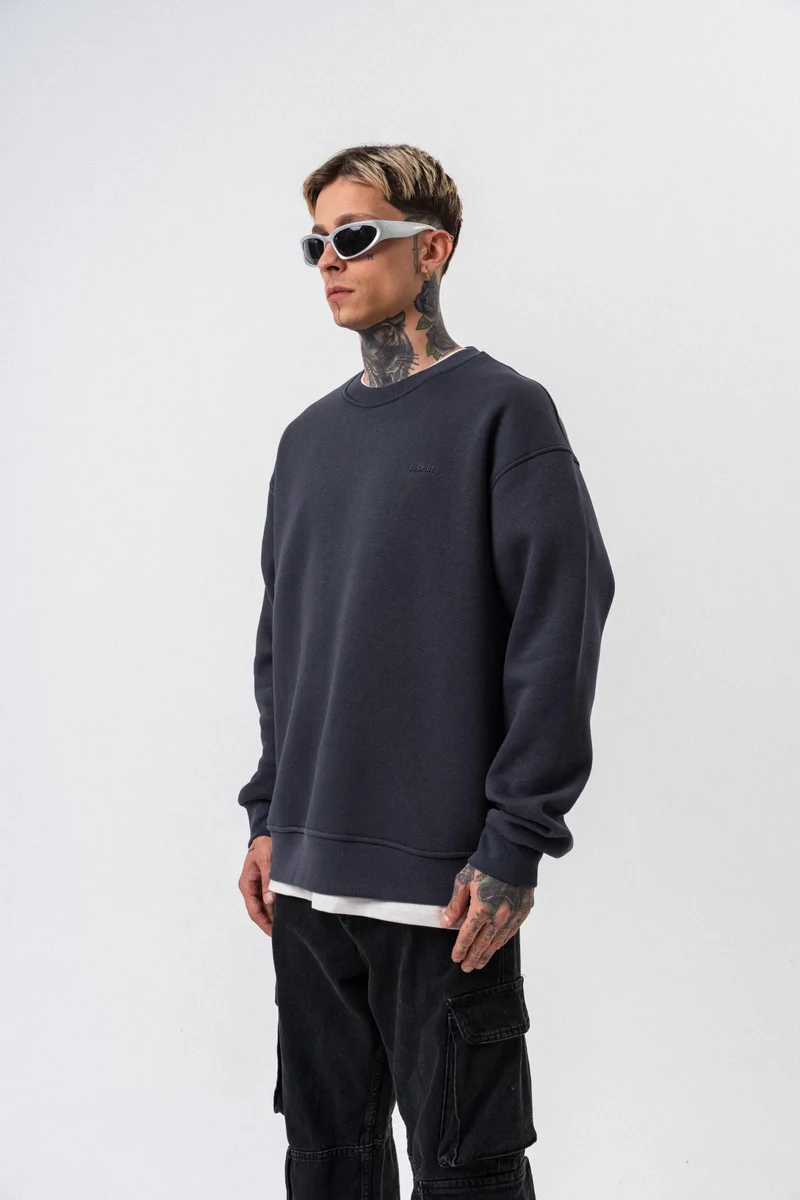 ريسباير سويت شيرت رجالي أساسي واسع (Oversize) بتفاصيل نص "Respire" لون رمادي داكن (Füme)