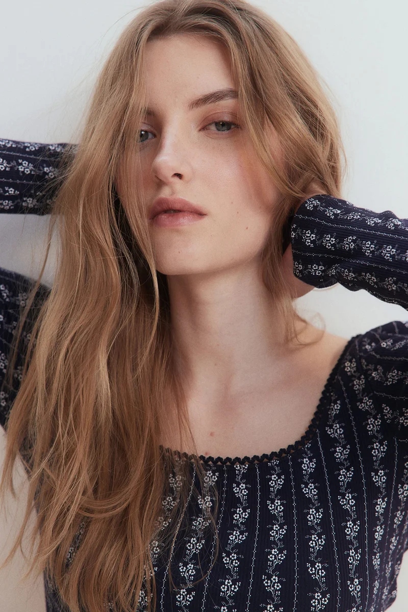 اتش اند ام بلوزة مرنة مزينة بحواف بيكو