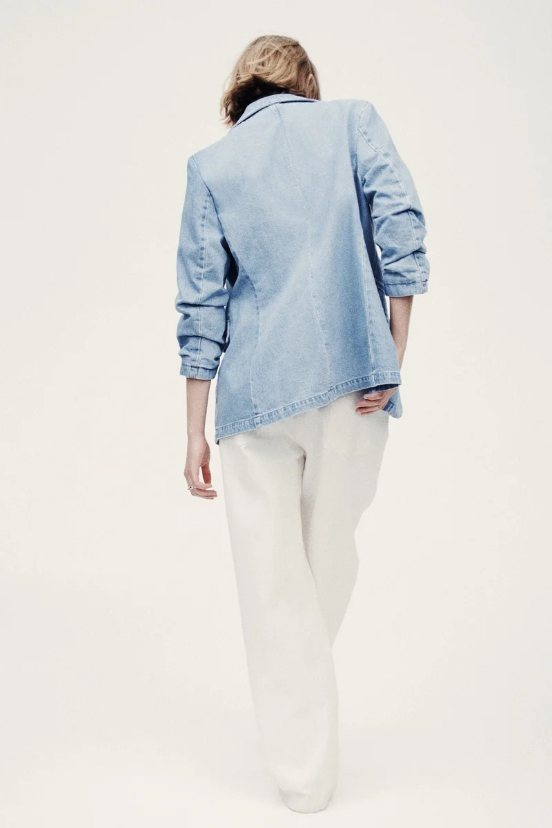 اتش اند ام بليزر دنيم بأكمام مجمعة