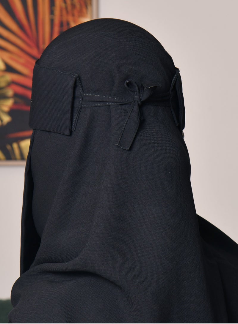 عبايات حوراء نقاب شمسي قصير بمطاطين و ربطة بلوقو - Image 3