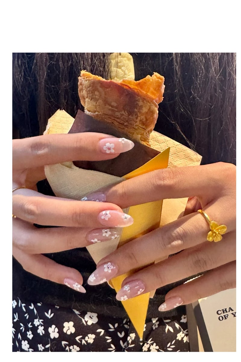 جوسكوين أظافر اصطناعية، أظافر مزيفة 10 قطع، أظافر مصنوعة يدويًا بالكامل مع مجموعة غراء، لون أبيض مزين بزهور مكسورة وألماس، بتصميم لوزي، قابلة لإعادة الاستخدام للنساء. - Image 2