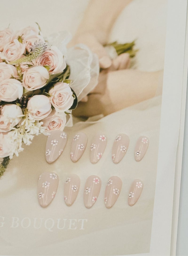 جوسكوين أظافر اصطناعية، أظافر مزيفة 10 قطع، أظافر مصنوعة يدويًا بالكامل مع مجموعة غراء، لون أبيض مزين بزهور مكسورة وألماس، بتصميم لوزي، قابلة لإعادة الاستخدام للنساء. - Image 5