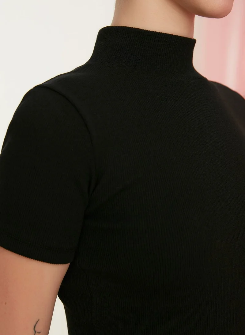 ترينديول High Neck Crop Top