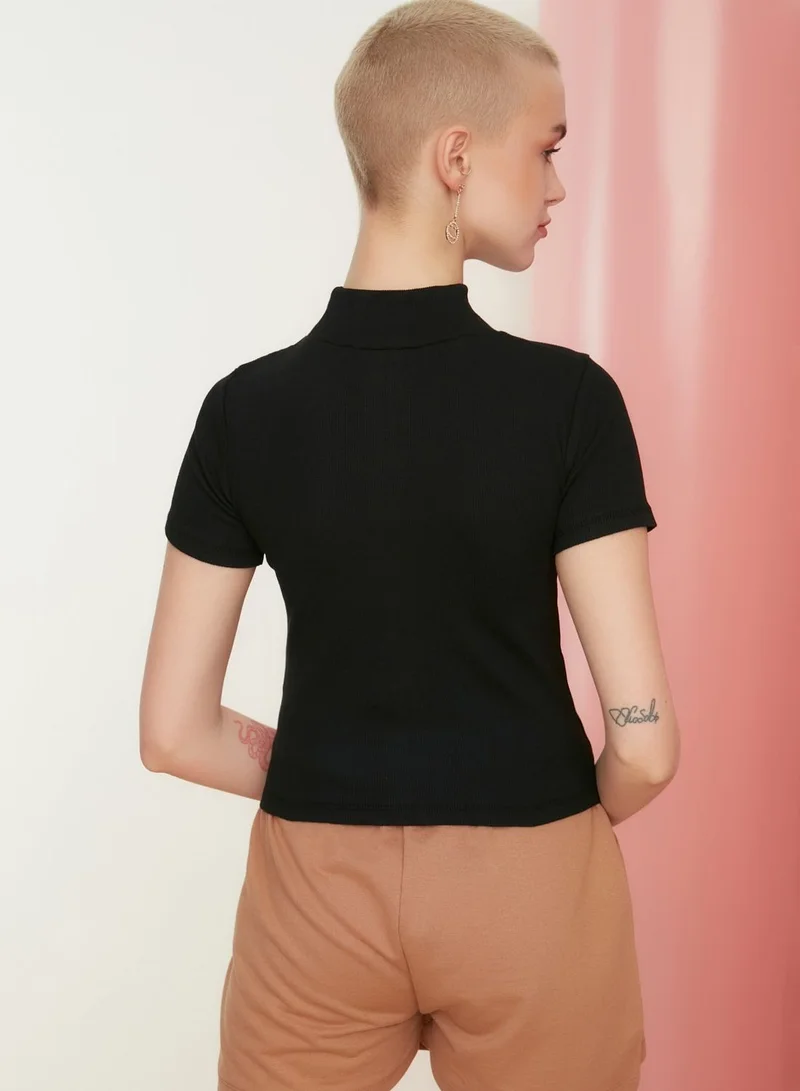 ترينديول High Neck Crop Top
