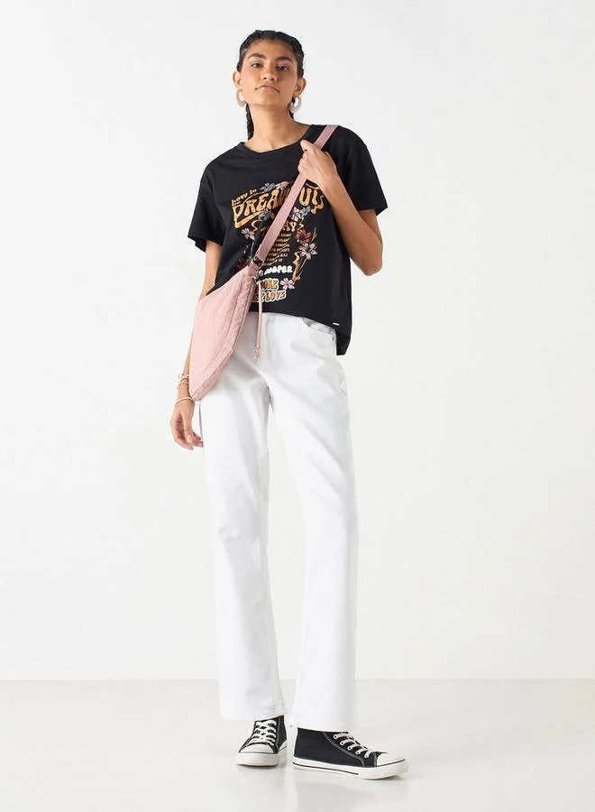 لي كوبر تيشيرت بياقة ضيّقة وأكمام قصيرة بطبعة شعار من لي كوبر