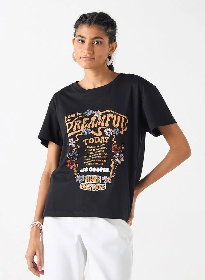 لي كوبر تيشيرت بياقة ضيّقة وأكمام قصيرة بطبعة شعار من لي كوبر