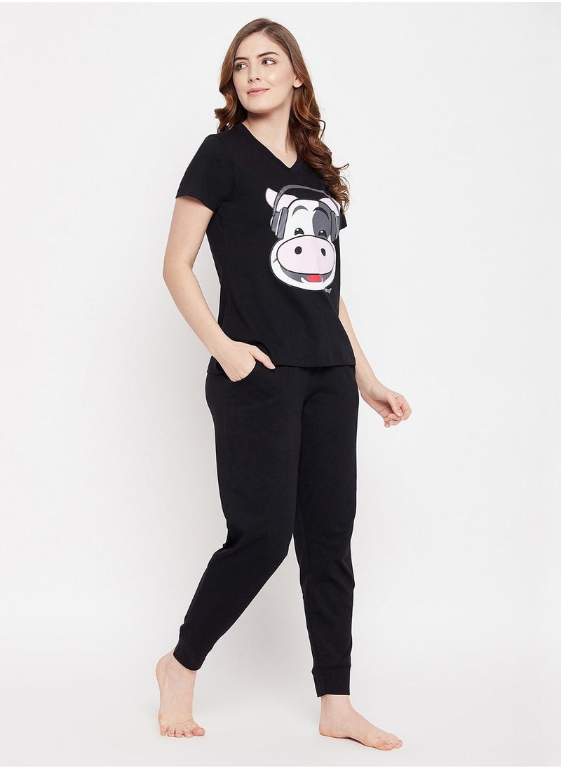 Clovia - Clovia Cow Emoji Print Top And Solid Jogger Set In Black - 100% Cotton - Image 1