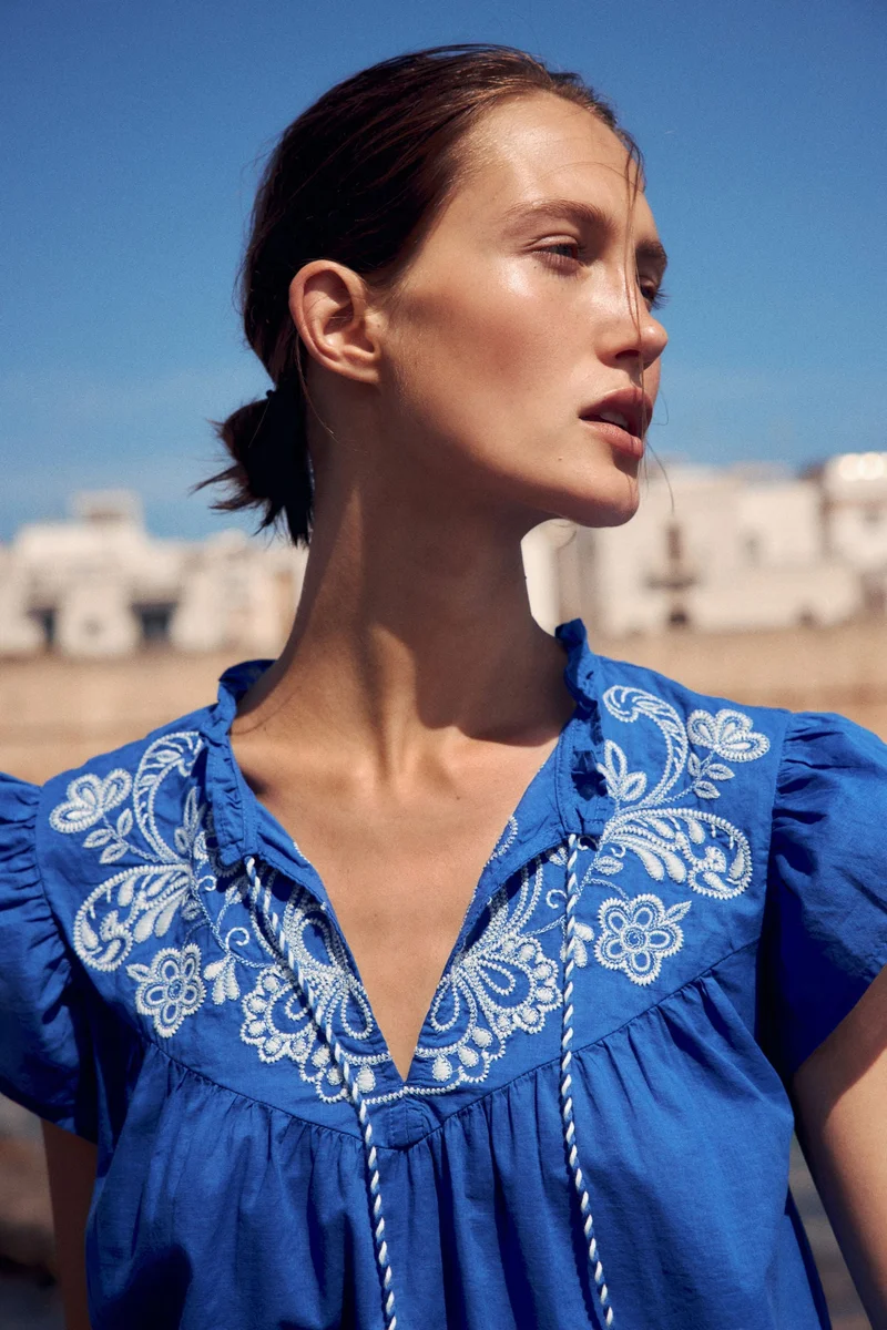 اتش اند ام بلوزة مطرزة