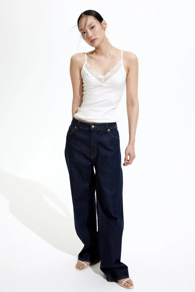 اتش اند ام بلوزة بحمالات كتف رفيعة وحواف دانتيل