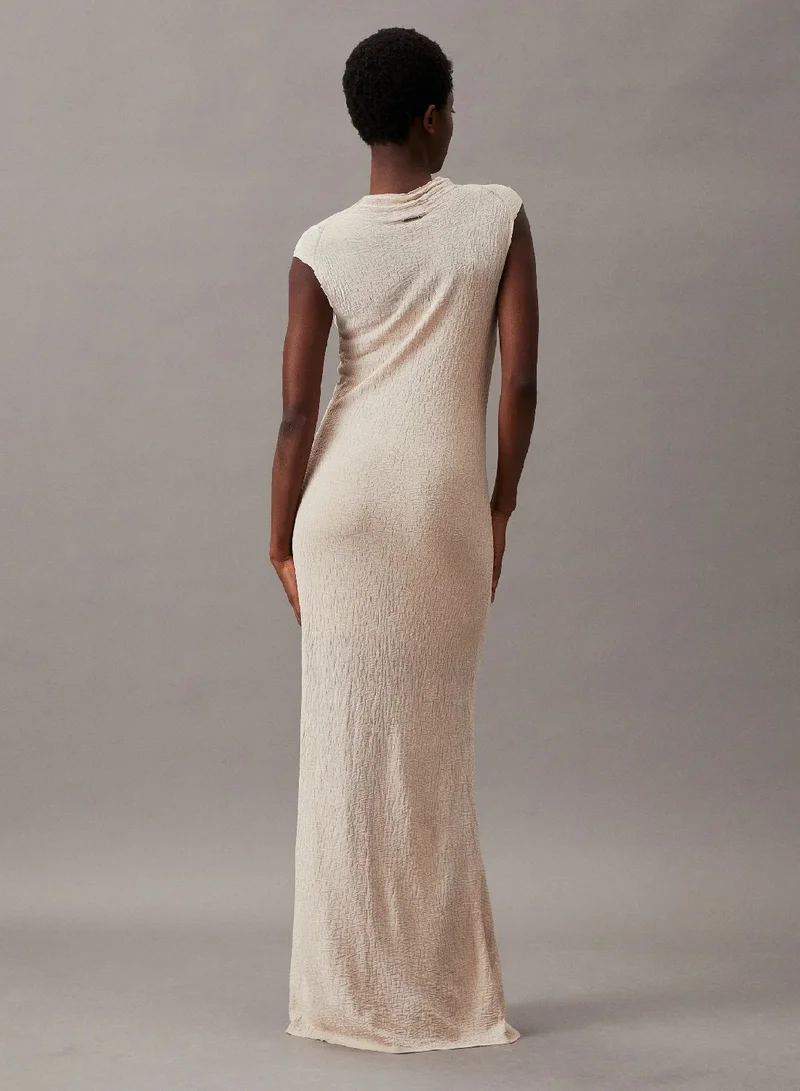 كالفن كلاين فستان ملتف بقصة سليم من الفسكوز المجعد