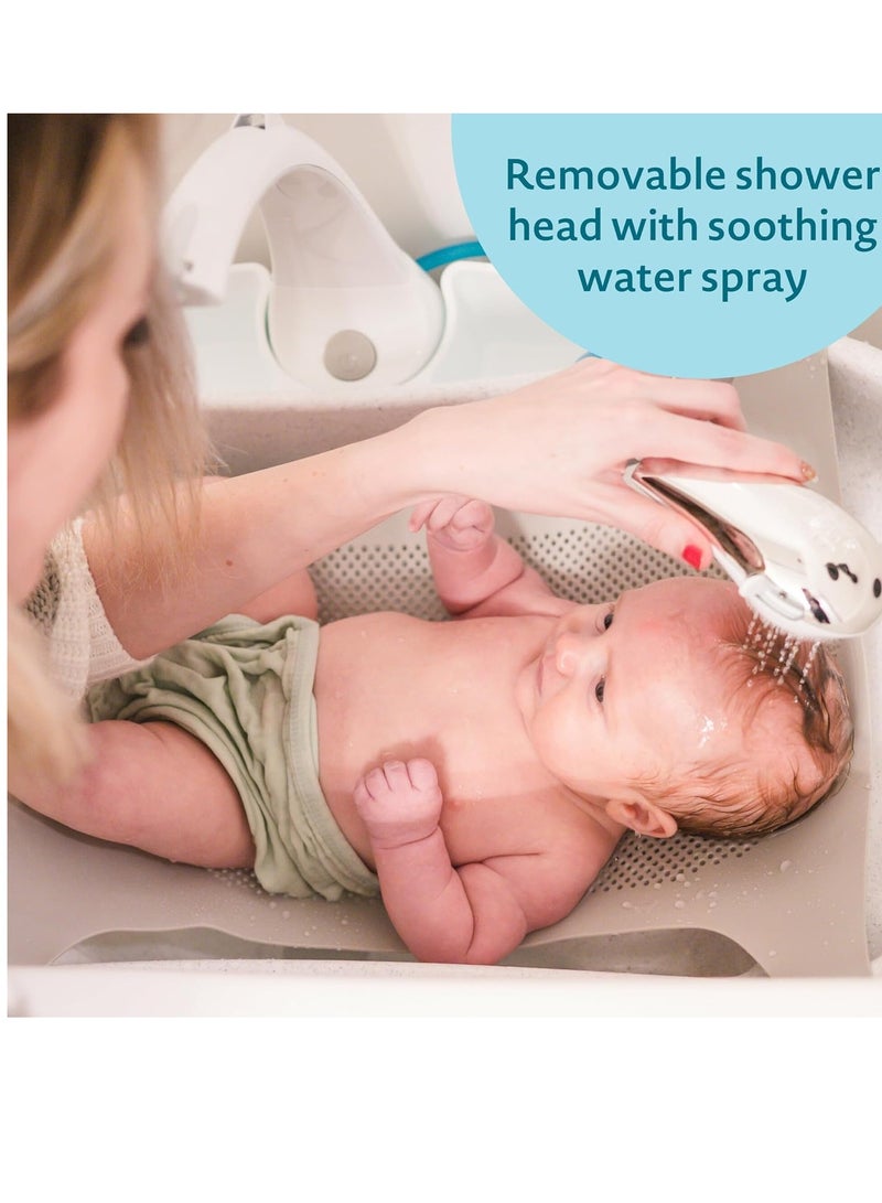 the FIRST years حمام الأطفال من ذا فيرست ييرز - منتجع صحي للأطفال من حديثي الولادة إلى toddlers - يتضمن حوض استحمام قابل للتحويل وحمالة مع رذاذ مهدئ - أساسيات استحمام الأطفال - Image 1