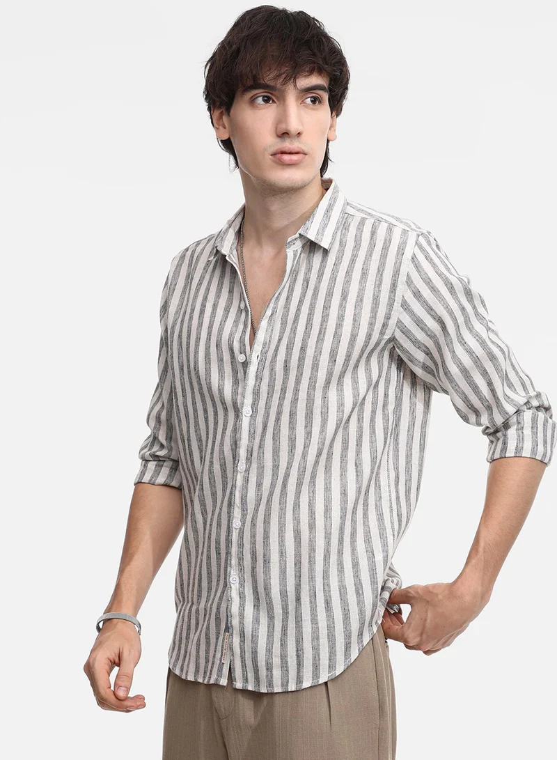 Campus Sutra Men's Charcoal Grey Heathered-Stripe Shirt
