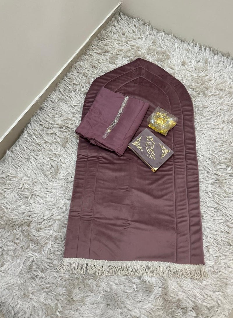 A prayer rug set consisting of 5 pieces, a quilted rug, a prayer sheet, an incense burner, a rosary, and a Qur’an suitable for a gift. - Image 1