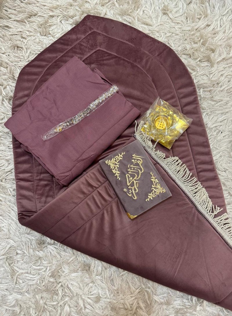 A prayer rug set consisting of 5 pieces, a quilted rug, a prayer sheet, an incense burner, a rosary, and a Qur’an suitable for a gift. - Image 3