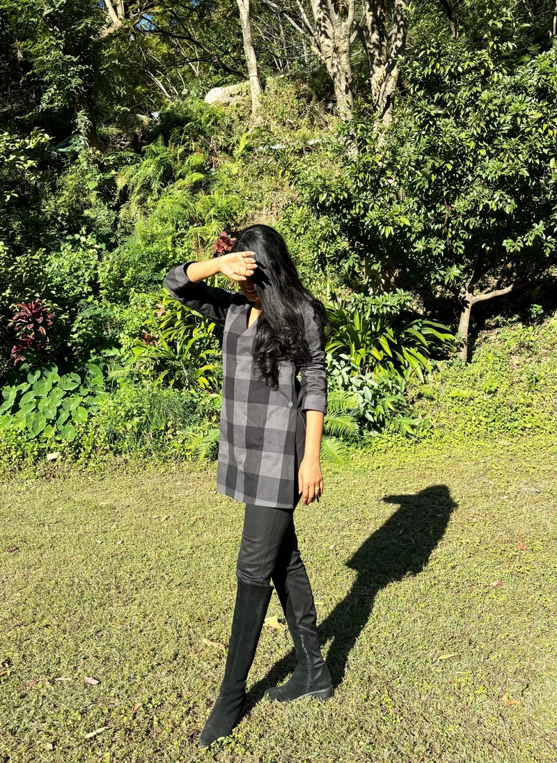 ترو برونز بلوزة شتوية كاروهات سوداء رمادية بفتحة جانبية