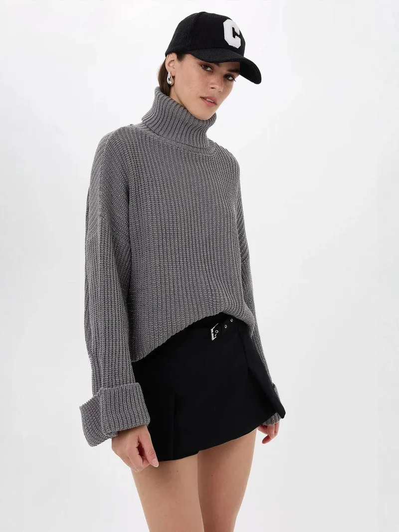 زوبعة كنزة بياقة عالية واسعة