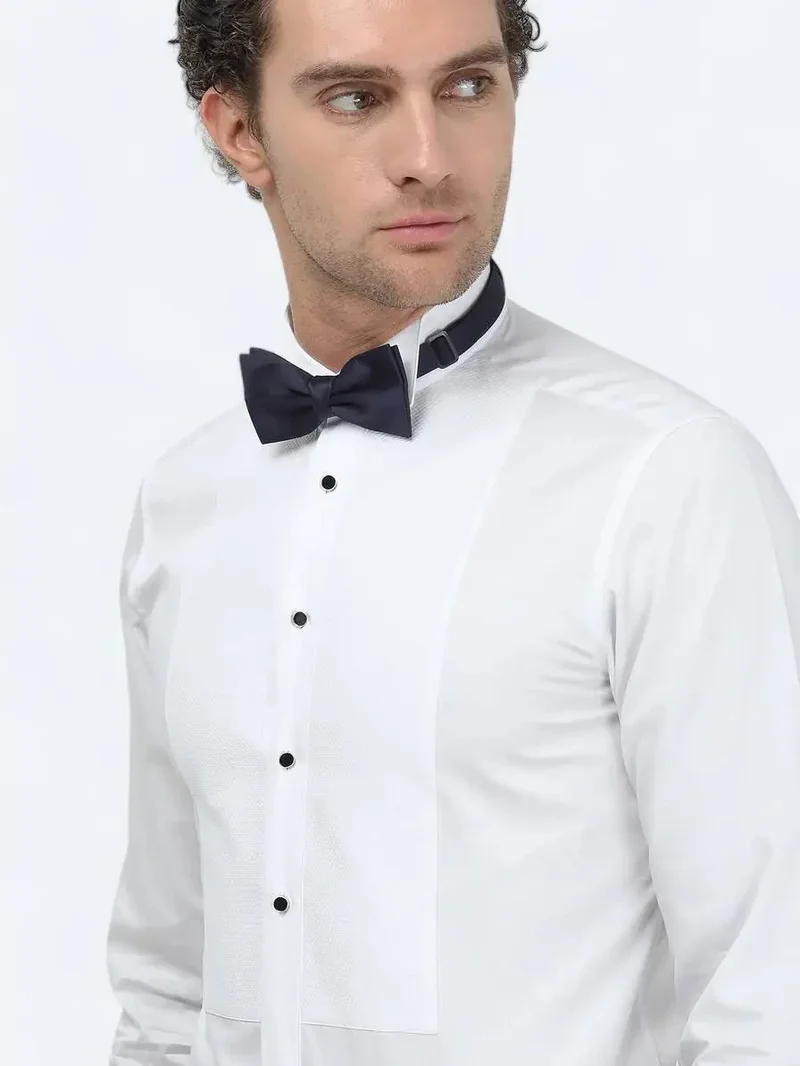 كيب قميص توكسيدو أبيض سادة بقصة ضيقة وأكمام مزدوجة وياقة جناح