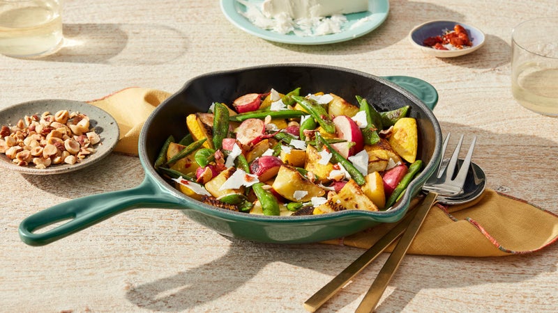 Le Creuset Le Creuset Classic Cast Iron Handle Skillet, 9", Cerise  - Image 3