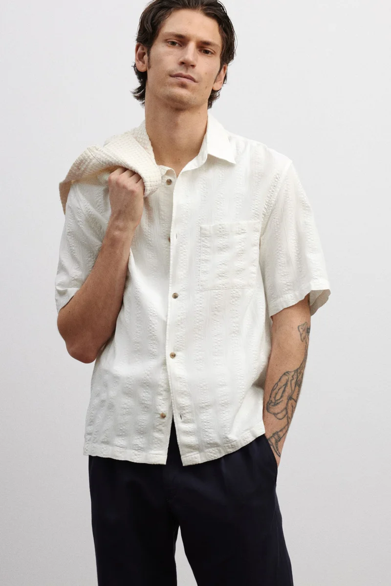 اتش اند ام فميص بقصّة عادية وأكمام قصيرة