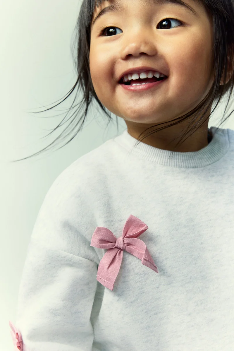 اتش اند ام سويت شيرت مزين بزخارف