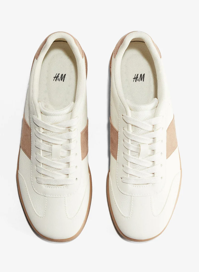 اتش اند ام حذاء رياضي