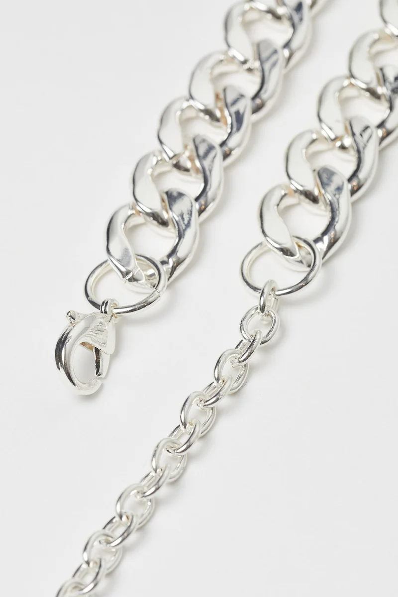 اتش اند ام قلادة قصيرة