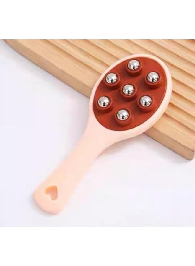 فرشاة تدليك للشعر مزودة بكرات معدنية دوّارة تعمل على تحفيز فروة الرأس وتنشيط الدورة الدموية، مما يساعد على تعزيز نمو الشعر وتقليل التوتر وتنشيط الجذور. تصميمها المريح يجعلها سهلة الاستخدام، وتمنح شعورًا بالاسترخاء مع كل تمريرة، وهي مثالية للاستخدام اليومي للحصول على شعر صحي وفروة رأس منتعشة. - Image 1