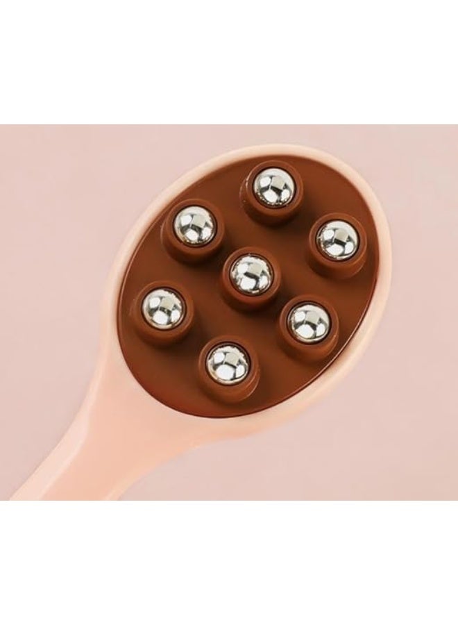 فرشاة تدليك للشعر مزودة بكرات معدنية دوّارة تعمل على تحفيز فروة الرأس وتنشيط الدورة الدموية، مما يساعد على تعزيز نمو الشعر وتقليل التوتر وتنشيط الجذور. تصميمها المريح يجعلها سهلة الاستخدام، وتمنح شعورًا بالاسترخاء مع كل تمريرة، وهي مثالية للاستخدام اليومي للحصول على شعر صحي وفروة رأس منتعشة. - Image 2