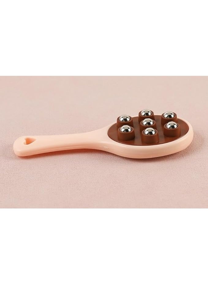 فرشاة تدليك للشعر مزودة بكرات معدنية دوّارة تعمل على تحفيز فروة الرأس وتنشيط الدورة الدموية، مما يساعد على تعزيز نمو الشعر وتقليل التوتر وتنشيط الجذور. تصميمها المريح يجعلها سهلة الاستخدام، وتمنح شعورًا بالاسترخاء مع كل تمريرة، وهي مثالية للاستخدام اليومي للحصول على شعر صحي وفروة رأس منتعشة. - Image 3