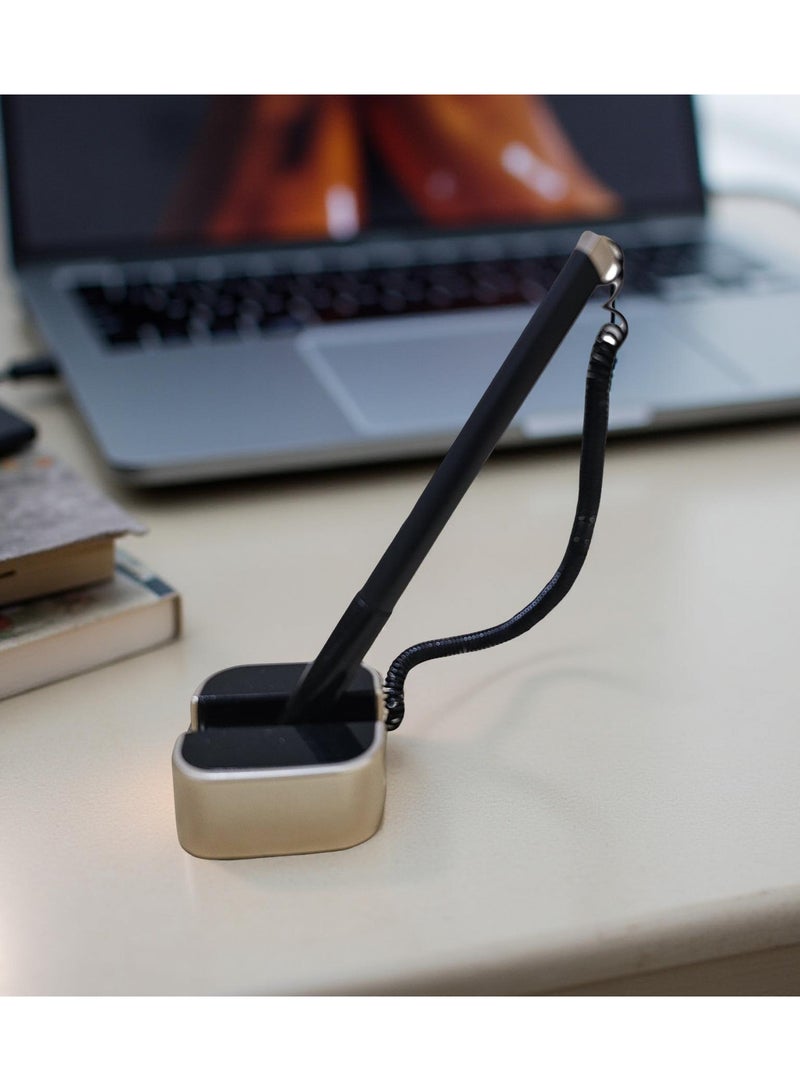 قلم حبر جاف مُثبّت على قاعدة بشريط بلاستيكي مرن بطول ١٨٠ سم. القاعدة مُثبّتة على سطح الطاولة بشريط لاصق. - Image 1