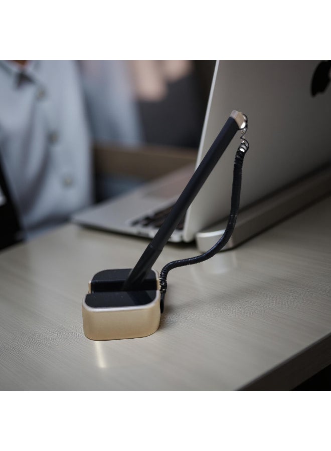 قلم حبر جاف مُثبّت على قاعدة بشريط بلاستيكي مرن بطول ١٨٠ سم. القاعدة مُثبّتة على سطح الطاولة بشريط لاصق. - Image 5