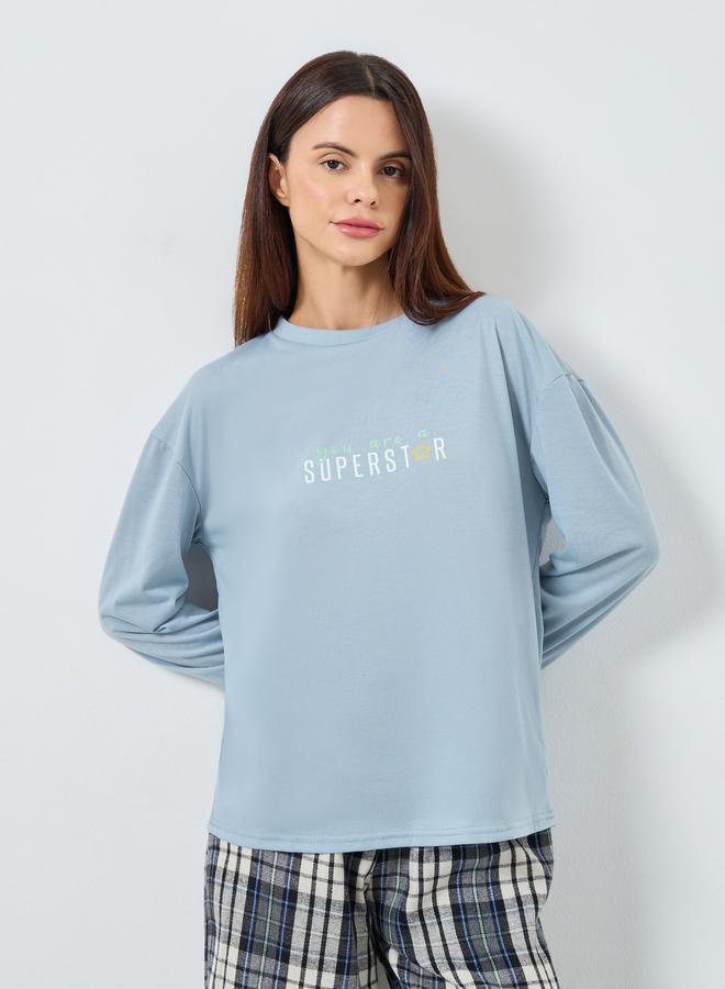 ستايلي طقم بيجاما من تيشيرت بطبعة كتابة وبنطال بنقشة مربعات - Image 2