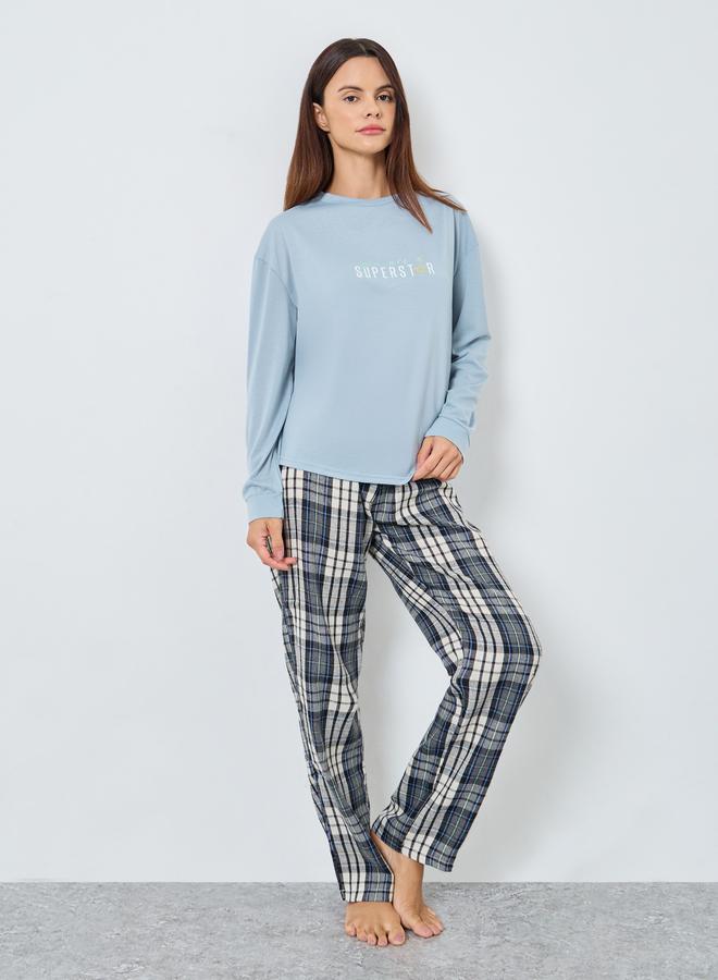 ستايلي طقم بيجاما من تيشيرت بطبعة كتابة وبنطال بنقشة مربعات - Image 1