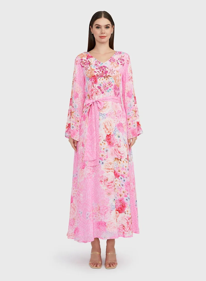 كشخة فستان ماكسي من فيسكوز كريب بطبعة زهور وردية وتطريز يدوي