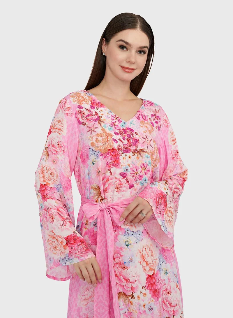 كشخة فستان ماكسي من فيسكوز كريب بطبعة زهور وردية وتطريز يدوي