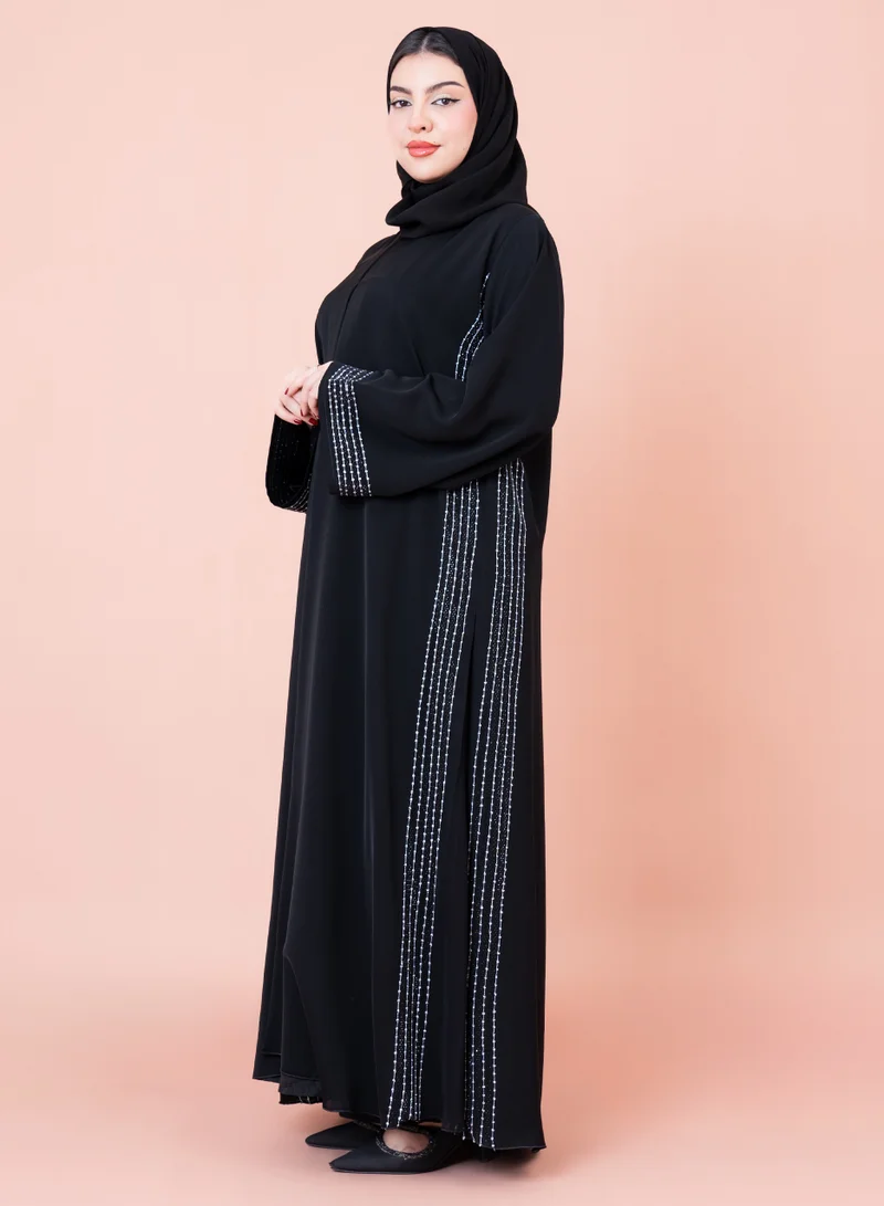 اكسا عباية أنيقة بخطوط بيضاء  سوداء